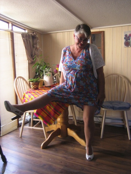 Fat granny Girdle Goddess exposes her huge boobs in a girdle and nylons