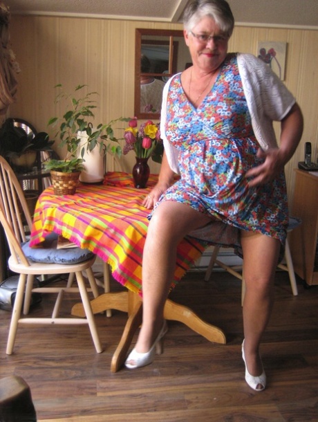 Fat granny Girdle Goddess exposes her huge boobs in a girdle and nylons