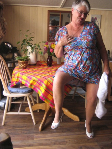 Fat granny Girdle Goddess exposes her huge boobs in a girdle and nylons
