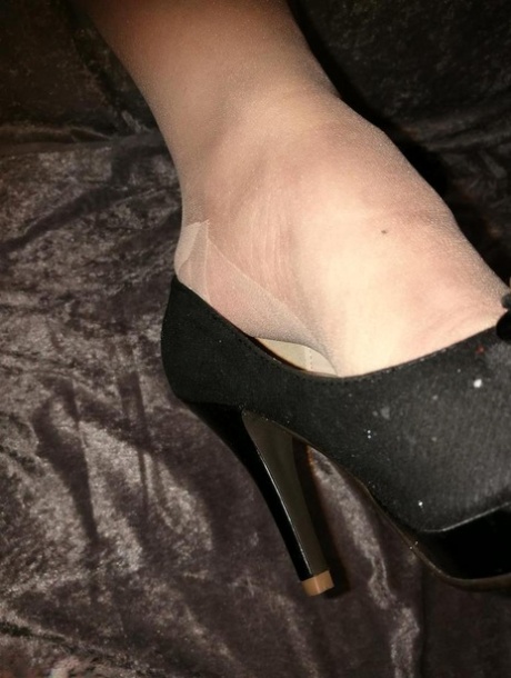 Horny granny Caro hikes up her dress to masturbate in nylons and heels