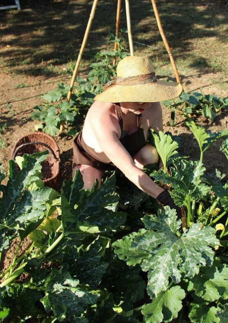 Mature woman Mary Bitch shoves seasonal veggies up her snatch in garden