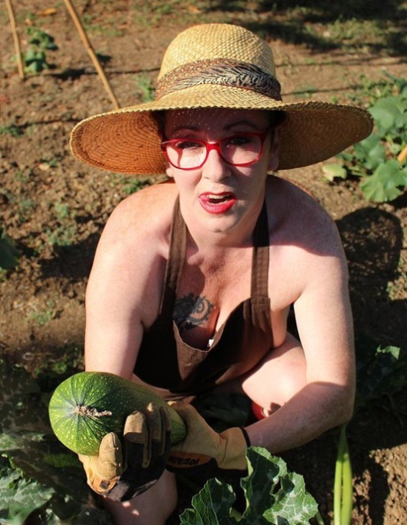 Mature woman Mary Bitch shoves seasonal veggies up her snatch in garden