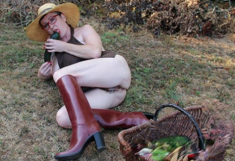 Mature woman Mary Bitch shoves seasonal veggies up her snatch in garden