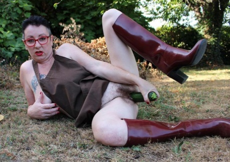 Mature woman Mary Bitch shoves seasonal veggies up her snatch in garden