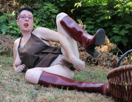 Mature woman Mary Bitch shoves seasonal veggies up her snatch in garden