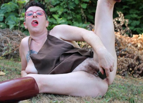 Mature woman Mary Bitch shoves seasonal veggies up her snatch in garden