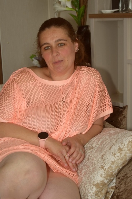 Redheaded BBW makes her nude modelling debut upon a sofa