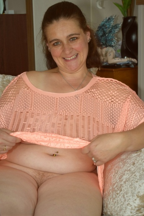 Redheaded BBW makes her nude modelling debut upon a sofa