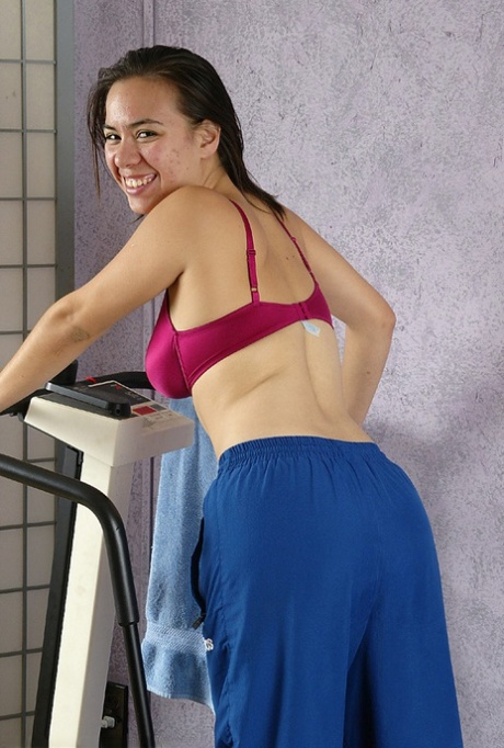 Amateur posing session features tight Latina ass of hot Lin