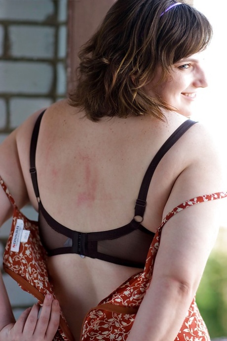 Plump amateur Ilona removes dress and bra to expose natural tits