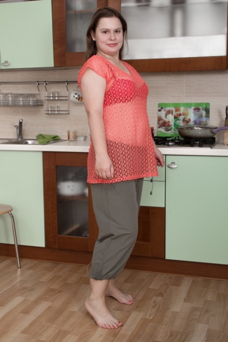 Chubby amateur Sunshine reveals her big nipples and bush in the kitchen