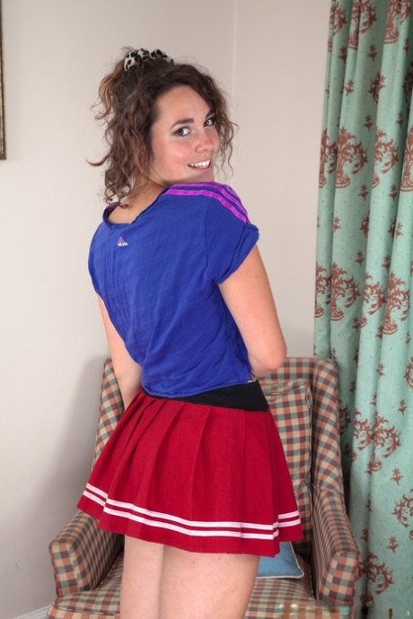 Amateur cheerleader Lola Wilde amazingly gaping her very hairy pussy up close