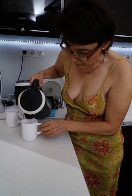 Mature housewife Jacquelin drops her dress and enjoys a hardcore banging