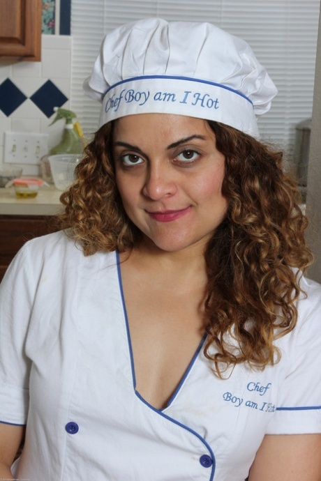 Amateur chef Drew Jones strips in the kitchen and shows her chubby body