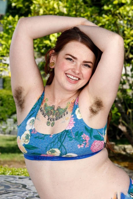 Fat amateur Sara Diamante flaunts her hairy armpits and cunt before peeing