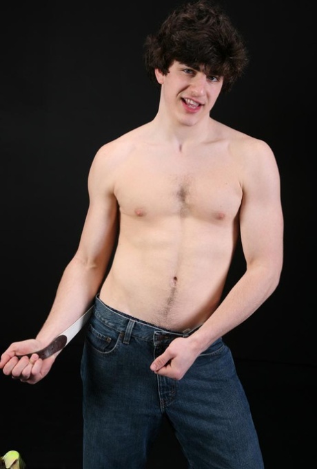 Hot gay dude Ziggy shows his big prick and poses naked in a solo