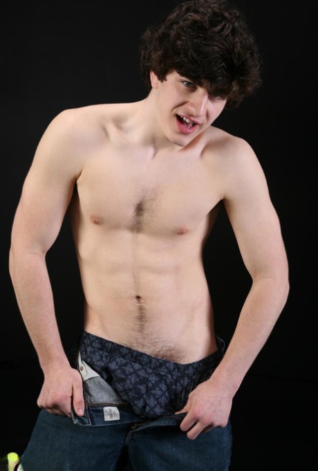 Hot gay dude Ziggy shows his big prick and poses naked in a solo