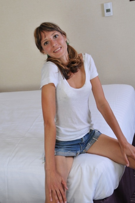 Sweet Caucasian teen Sophia spreads her big ass cheeks & shows her hairy twat