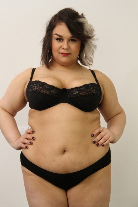 Hot amateur Simone DeBoudoir shows off her chubby body while naked