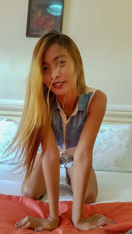 Pretty amateur Filipina Khay Del Rosario receives an unexpected facial cumshot