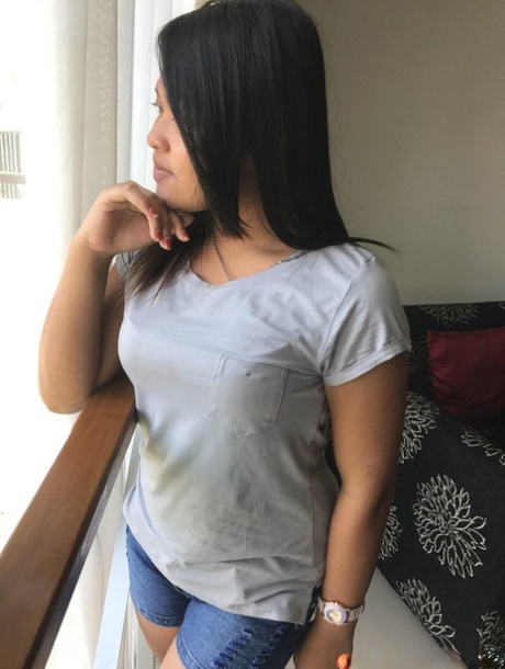 Cute Asian amateur Pann expsoes her firm tits and takes a knob in POV