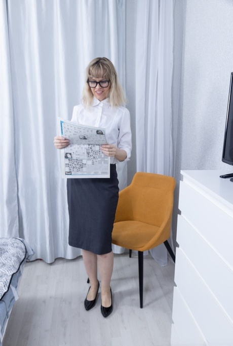 Amateur nerdy teen Jessy Fiery doffs her clothes and spreads her hairy pussy