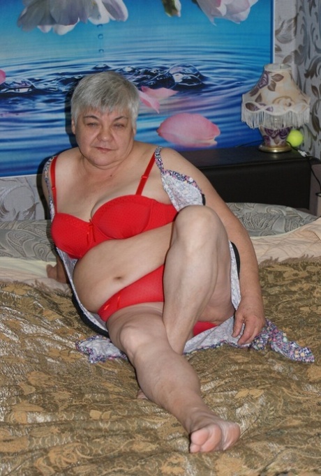 Short-haired granny Oma Geil unveils her saggy tits & spreads her hairy cunt