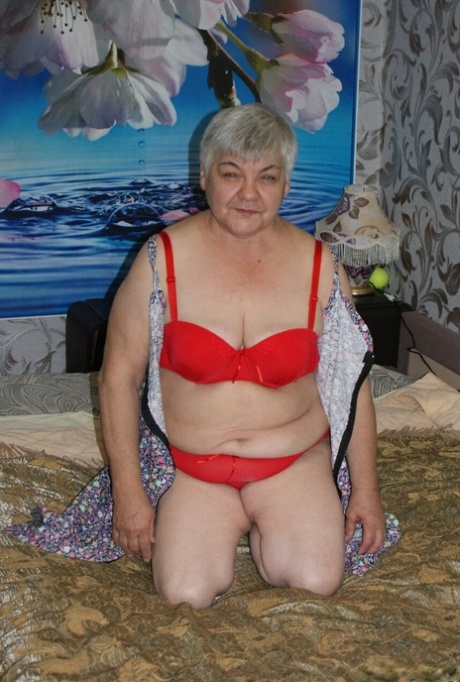 Short-haired granny Oma Geil unveils her saggy tits & spreads her hairy cunt