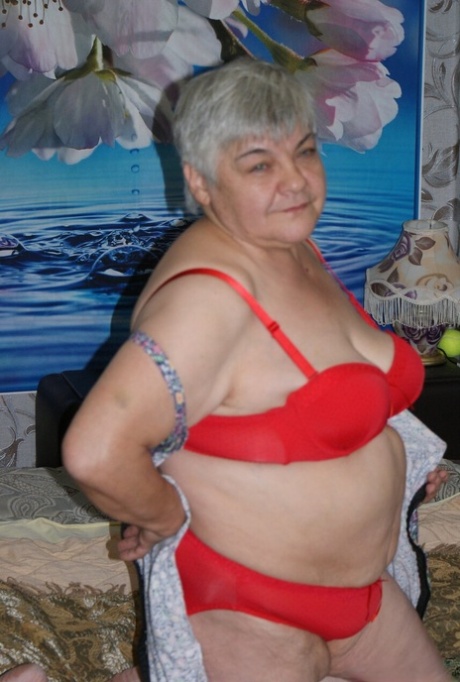 Short-haired granny Oma Geil unveils her saggy tits & spreads her hairy cunt